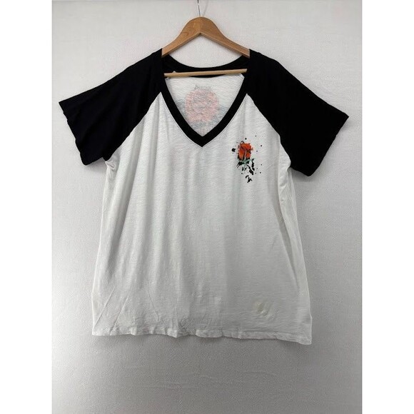 Torrid Tops - Women's Torrid Slub Jersey Tee Size 3 Snake & Roses Graphics Short Sleeve White